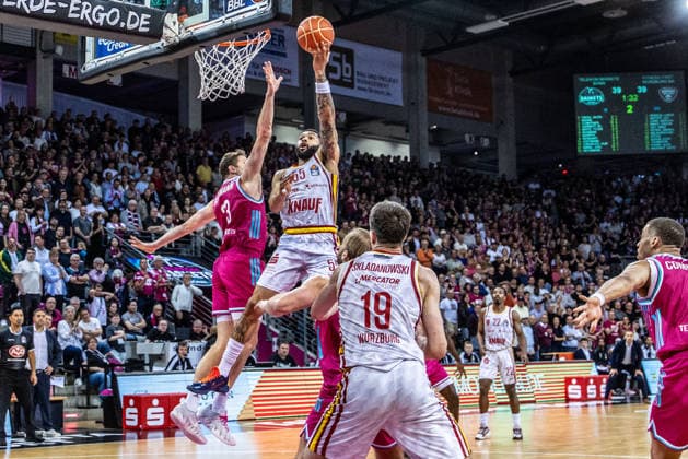 David Muenkat Fitness First Wuerzburg Baskets, 55 am Korb vs Patrick Heckmann Telekom Baskets Bonn, 33 Telekom Baskets Bonn vs Fitness First Wuerzburg Baskets, Basketball, easy Credit BBL, Playoffs, Quarterfinals, 2 Matchday, 2025 2026, 18 05 2026 Telekom Baskets Bonn vs Fitness First Wuerzburg Baskets, Basketball, easy Credit BBL, Playoffs, Quarterfinals, 2 Matchday, 2025 2026, 18 05 2026 Bonn Copyright: xEibner-Pressefoto GerhardxWingenderx EP_GWR