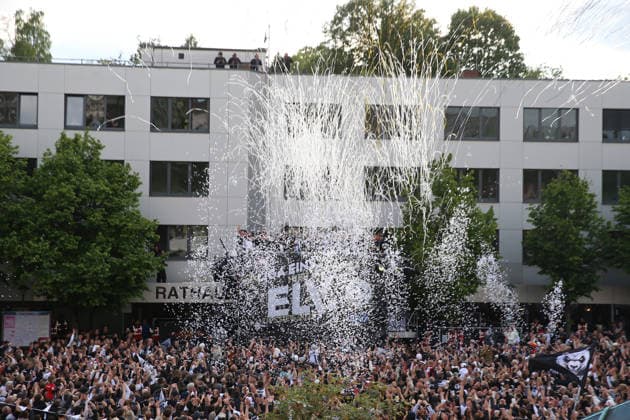 18 05 2026, xrekx, Fußball 2 Bundesliga, SV Elversberg Aufstiegsfeier v l SV Elversberg Mannschaft feiert den Aufstieg DFL DFB REGULATIONS PROHIBIT ANY USE OF PHOTOGRAPHS as IMAGE SEQUENCES and or QUASI VIDEO Elversberg