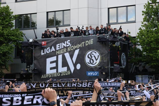 18 05 2026, Football, Men, 2 Bundesliga, Season 2025 2026, SV 07 Elversberg promotion party The SV 07 Elversberg team celebrates promotion to the Bundesliga on a temporary balcony in front of the town hall in Spiesen Elversberg Spiesen Elversberg Rathaus Saarland Germany DEU Copyright: xFabianxKleerx