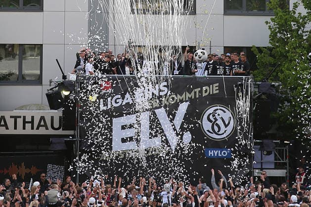 18 05 2026, xrekx, Fußball 2 Bundesliga, SV Elversberg Aufstiegsfeier v l SV Elversberg Mannschaft feiert den Aufstieg DFL DFB REGULATIONS PROHIBIT ANY USE OF PHOTOGRAPHS as IMAGE SEQUENCES and or QUASI VIDEO Elversberg