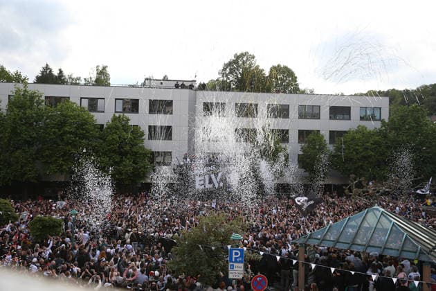 18 05 2026, xrekx, Fußball 2 Bundesliga, SV Elversberg Aufstiegsfeier v l SV Elversberg Mannschaft feiert den Aufstieg Fans ,Stimmung, Schals, Ultras, Zuschauer, Besucher, Choreo, Choreografie, atmosphere, scarves, spectators, visitors DFL DFB REGULATIONS PROHIBIT ANY USE OF PHOTOGRAPHS as IMAGE SEQUENCES and or QUASI VIDEO Elversberg