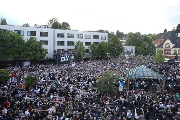 18.05.2026, xrekx, Fussball 2.Bundesliga, SV Elversberg - Aufstiegsfeier v.l. . SV Elversberg Mannschaft feiert den Aufstieg Fans ,Stimmung, Schals, Ultras, Zuschauer, Besucher, Choreo, Choreografie, atmosphere, scarves, spectators, visitors (DFL DFB REGULATIONS PROHIBIT ANY USE OF PHOTOGRAPHS as IMAGE SEQUENCES and or QUASI-VIDEO) Elversberg *** 18 05 2026, xrekx, Fußball 2 Bundesliga, SV Elversberg Aufstiegsfeier v l SV Elversberg Mannschaft feiert den Aufstieg Fans ,Stimmung, Schals, Ultras, Zuschauer, Besucher, Choreo, Choreografie, atmosphere, scarves, spectators, visitors DFL DFB REGULATIONS PROHIBIT ANY USE OF PHOTOGRAPHS as IMAGE SEQUENCES and or QUASI VIDEO Elversberg
