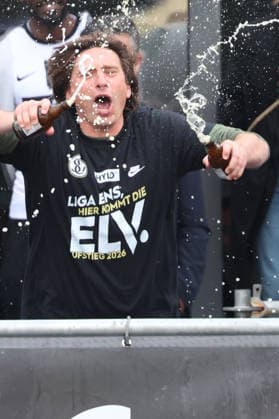 18 05 2026, xrekx, Fußball 2 Bundesliga, SV Elversberg Aufstiegsfeier v l Vincent Wagner Trainer SV 07 Elversberg DFL DFB REGULATIONS PROHIBIT ANY USE OF PHOTOGRAPHS as IMAGE SEQUENCES and or QUASI VIDEO Elversberg