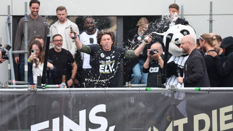 18 05 2026, xrekx, Fußball 2 Bundesliga, SV Elversberg Aufstiegsfeier v l Vincent Wagner Trainer SV 07 Elversberg DFL DFB REGULATIONS PROHIBIT ANY USE OF PHOTOGRAPHS as IMAGE SEQUENCES and or QUASI VIDEO Elversberg