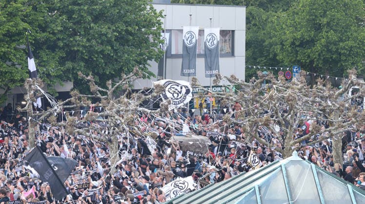 18 05 2026, xrekx, Fußball 2 Bundesliga, SV Elversberg Aufstiegsfeier v l SV Elversberg Mannschaft feiert den Aufstieg Fans ,Stimmung, Schals, Ultras, Zuschauer, Besucher, Choreo, Choreografie, atmosphere, scarves, spectators, visitors DFL DFB REGULATIONS PROHIBIT ANY USE OF PHOTOGRAPHS as IMAGE SEQUENCES and or QUASI VIDEO Elversberg