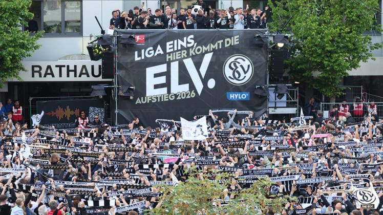 18 05 2026, xrekx, Fußball 2 Bundesliga, SV Elversberg Aufstiegsfeier v l SV Elversberg Mannschaft feiert den Aufstieg Fans ,Stimmung, Schals, Ultras, Zuschauer, Besucher, Choreo, Choreografie, atmosphere, scarves, spectators, visitors DFL DFB REGULATIONS PROHIBIT ANY USE OF PHOTOGRAPHS as IMAGE SEQUENCES and or QUASI VIDEO Elversberg