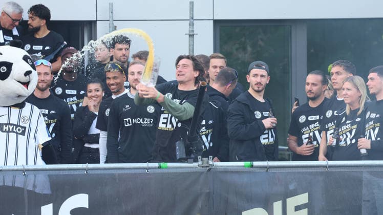 18 05 2026, xrekx, Fußball 2 Bundesliga, SV Elversberg Aufstiegsfeier v l SV Elversberg Mannschaft feiert den Aufstieg Fans ,Stimmung, Schals, Ultras, Zuschauer, Besucher, Choreo, Choreografie, atmosphere, scarves, spectators, visitors Vincent Wagner Trainer SV 07 Elversberg DFL DFB REGULATIONS PROHIBIT ANY USE OF PHOTOGRAPHS as IMAGE SEQUENCES and or QUASI VIDEO Elversberg
