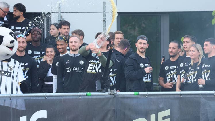18 05 2026, xrekx, Fußball 2 Bundesliga, SV Elversberg Aufstiegsfeier v l SV Elversberg Mannschaft feiert den Aufstieg Fans ,Stimmung, Schals, Ultras, Zuschauer, Besucher, Choreo, Choreografie, atmosphere, scarves, spectators, visitors Vincent Wagner Trainer SV 07 Elversberg DFL DFB REGULATIONS PROHIBIT ANY USE OF PHOTOGRAPHS as IMAGE SEQUENCES and or QUASI VIDEO Elversberg