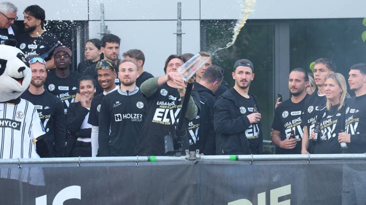 18 05 2026, xrekx, Fußball 2 Bundesliga, SV Elversberg Aufstiegsfeier v l SV Elversberg Mannschaft feiert den Aufstieg Fans ,Stimmung, Schals, Ultras, Zuschauer, Besucher, Choreo, Choreografie, atmosphere, scarves, spectators, visitors Vincent Wagner Trainer SV 07 Elversberg DFL DFB REGULATIONS PROHIBIT ANY USE OF PHOTOGRAPHS as IMAGE SEQUENCES and or QUASI VIDEO Elversberg