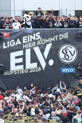 18 05 2026, xrekx, Fußball 2 Bundesliga, SV Elversberg Aufstiegsfeier v l SV Elversberg Mannschaft feiert den Aufstieg Fans ,Stimmung, Schals, Ultras, Zuschauer, Besucher, Choreo, Choreografie, atmosphere, scarves, spectators, visitors DFL DFB REGULATIONS PROHIBIT ANY USE OF PHOTOGRAPHS as IMAGE SEQUENCES and or QUASI VIDEO Elversberg