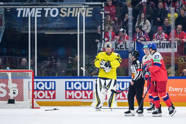 260518 Goaltender Magnus Hellberg of Sweden in pain during the 2026 IIHF Ice Hockey World Championship match between Sweden and Czech Republic on May 18, 2026 in Fribourg Photo Jesper Zerman BILDBYRAN kod JZ JZ0719 ishockey ice hockey ishockey vm 2026 vm 2026 iihf world championship sverige sweden tjeckien czech republic bbeng  Copyright: JESPERxZERMAN BB260518JZ117