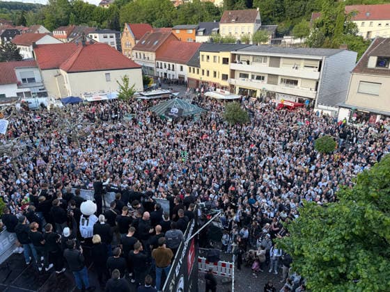 18 05 2026, Football, Men, 2 Bundesliga, Season 2025 2026, SV 07 Elversberg promotion party The SV 07 Elversberg team celebrates promotion to the Bundesliga on a temporary balcony in front of the town hall in Spiesen Elversberg Spiesen Elversberg Rathaus Saarland Germany DEU Copyright: xFabianxKleerx