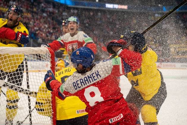 FRIBOURG, FRIBOURG - MAY 18: Ondrej Beranek of Czechia battles with Sweden players in front of the Sweden goal during the 2026 IIHF World Championship, WM, Weltmeisterschaft Preliminary Round Group B match between Sweden and Czechia at BCF Arena on May 18, 2026 in Fribourg, Fribourg, Switzerland. Copyright: xLivioxBaeriswylx xSPPx Sportspressphoto_SPR149670