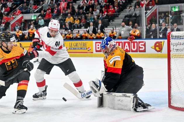 ZURICH, SWITZERLAND MAY 18 Pius Suter of Switzerland battles for the puck against Leon Huttl of Germany L and goalkeeper Jonas Stettmer of Germany R during the 2026 IIHF Ice Hockey World Championship Switzerland game between Germany and Switzerland at Swiss Life Arena on May 18, 2026 in Zurich, Zurich Zurich Swiss Life Arena Zurich Switzerland Copyright: xJustPictures.ch AndreaxBrancax jp-en-EuSpIm-JP7_ANB_Ger_Sui_18052026_1085