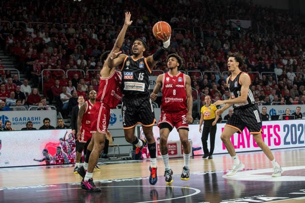 Bamberg, Germany 18 May 2026 1 BBL Playoff Quarterfinals 2025 2026 Sp 2 Bamberg Baskets vs Ratiopharm Ulm In the picture In the duel Ibi Watson Bamberg and Justin Simon Ulm Brose Arena Bayern Copyright: xFotostandx xSchmittx