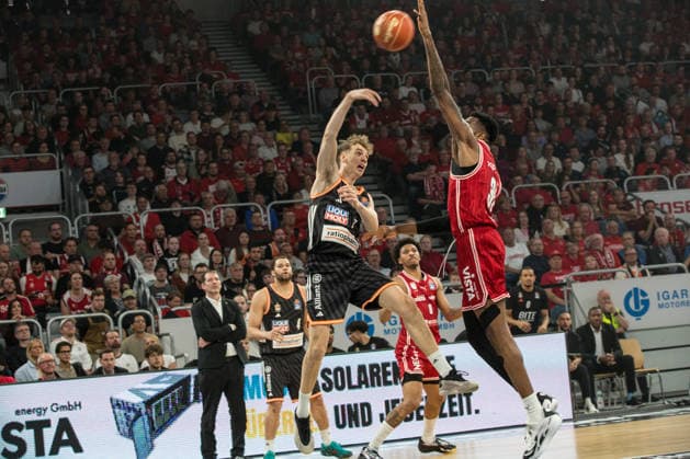 Bamberg, Germany 18 May 2026 1 BBL Playoff Quarterfinals 2025 2026 Sp 2 Bamberg Baskets vs Ratiopharm Ulm In the picture from left in the duel Tobias Jensen Ulm vs Ejiofor Onu Bamberg Brose Arena Bayern Copyright: xFotostandx xSchmittx
