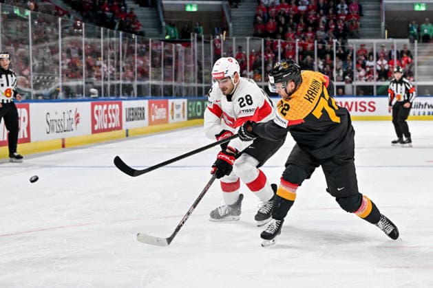 ZURICH, SWITZERLAND MAY 18 Timo Meier of Switzerland and Dominik Kahun of Germany battle for the puck during the 2026 IIHF Ice Hockey World Championship Switzerland game between Germany and Switzerland at Swiss Life Arena on May 18, 2026 in Zurich, Zurich Zurich Swiss Life Arena Zurich Switzerland Switzerland Copyright: xJustPictures.ch AndreaxBrancax jp-en-EuSpIm-JP7_ANB_Ger_Sui_18052026_1312