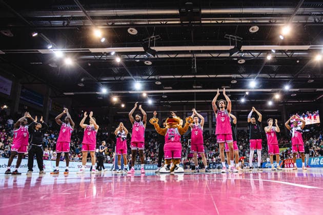 easyCredit Basketball Bundesliga, 2. Playoff-Viertelfinale: Telekom Baskets Bonn vs. Fitness First Baskets Würzburg, 18.05.2026 Die Bonner feiern ihren Sieg mit den Fans - easyCredit Basketball Bundesliga, 2. Playoff-Viertelfinale: Telekom Baskets Bonn vs. Fitness First Baskets Würzburg, 18.05.2026, Telekom Dome Bonn *** easyCredit Basketball Bundesliga, 2 Playoff Quarterfinals Telekom Baskets Bonn vs Fitness First Baskets Würzburg, 18 05 2026 The Bonn team celebrates their victory with the fans easyCredit Basketball Bundesliga, 2 Playoff Quarterfinals Telekom Baskets Bonn vs Fitness First Baskets Würzburg, 18 05 2026, Telekom Dome Bonn Copyright: xBEAUTIFULxSPORTS Derixx