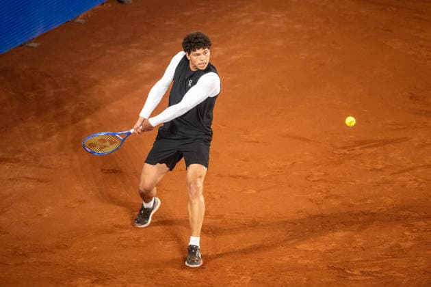 HAMBURG, GERMANY - MAY 18: Ben Shelton of the United States plays a backhand against Marcos Giron of the United States during their Men s Singles Round One match at the Bitpanda Hamburg Open on May 18, 2026 in Hamburg, Germany. Credit: Andy Astfalck NurPhoto Germany Copyright: xAndyxAstfalckx