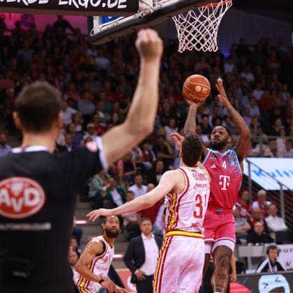 Jeff Garrett (Bonn) wirfft vor Alen Pjanic (Würzburg), Bonn, Deutschland, 18.05.2026, Basketball Bundesliga, 2. Viertelfinale, Telekom Baskets Bonn vs Fitness First Würzburg Baskets *** Jeff Garrett Bonn throws in front of Alen Pjanic Würzburg , Bonn, Germany, 18 05 2026, Basketball Bundesliga, 2 Quarterfinals, Telekom Baskets Bonn vs Fitness First Würzburg Baskets