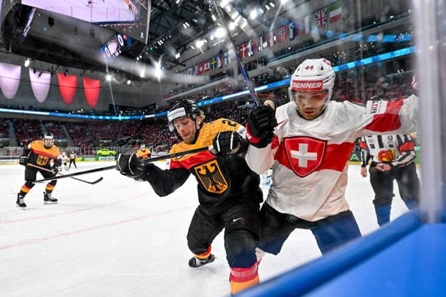 ZURICH, SWITZERLAND MAY 18 Pius Suter of Switzerland and Leon Huttl of Germany battle along the boards during the 2026 IIHF Ice Hockey World Championship Switzerland game between Germany and Switzerland at Swiss Life Arena on May 18, 2026 in Zurich, Zurich Zurich Swiss Life Arena Zurich Switzerland Copyright: xJustPictures.ch AndreaxBrancax jp-en-EuSpIm-JP7_ANB_Ger_Sui_18052026_5189