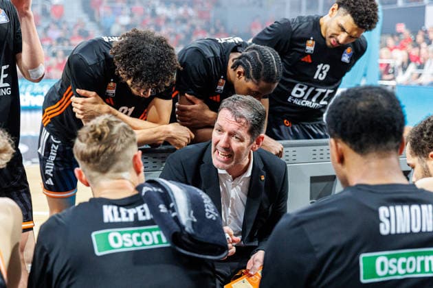Ty Harrelson ratiopharm Ulm, Coach , Timeout, Team, Mannschaft, BMA365 Bamberg Baskets vs ratiopharm Ulm, Basketball, easyCredit BBL, Playoff Quarterfinals, Game 2, 18 05 2026 BMA365 Bamberg Baskets vs ratiopharm Ulm, Basketball, easyCredit BBL, Playoff Quarterfinals, Game 2, 18 05 2026 Bamberg Copyright: xEibner-Pressefoto G.xSantemizx EP_EER