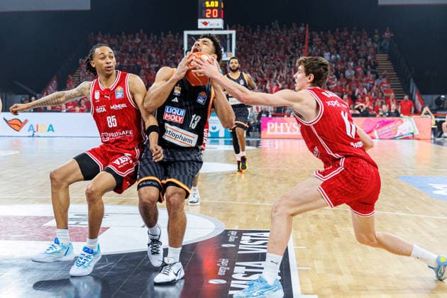 Austin Crowley (BMA365 Bamberg Baskets, 85), Mark Smith (ratiopharm Ulm, 13), Richard Balint (BMA365 Bamberg Baskets, 11), BMA365 Bamberg Baskets vs. ratiopharm Ulm, Basketball, easyCredit BBL, Playoff Viertelfinale, Spiel 2, 18.05.2026 BMA365 Bamberg Baskets vs. ratiopharm Ulm, Basketball, easyCredit BBL, Playoff Viertelfinale, Spiel 2, 18.05.2026 Bamberg *** Austin Crowley BMA365 Bamberg Baskets, 85 , Mark Smith ratiopharm Ulm, 13 , Richard Balint BMA365 Bamberg Baskets, 11 , BMA365 Bamberg Baskets vs ratiopharm Ulm, Basketball, easyCredit BBL, Playoff Quarterfinals, Game 2, 18 05 2026 BMA365 Bamberg Baskets vs ratiopharm Ulm, Basketball, easyCredit BBL, Playoff Quarterfinals, Game 2, 18 05 2026 Bamberg Copyright: xEibner-Pressefoto G.xSantemizx EP_EER