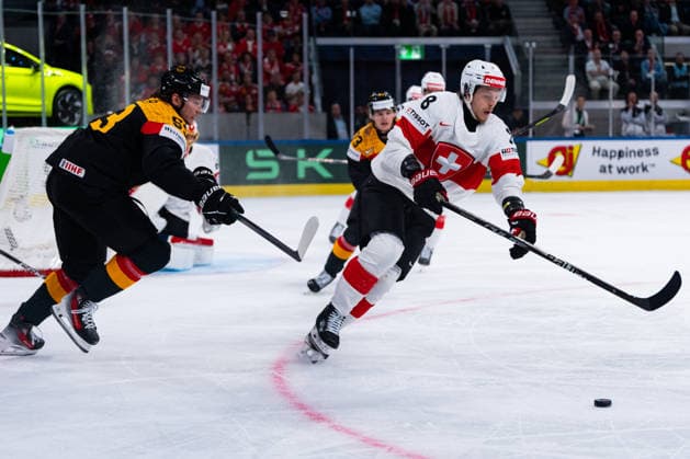 ZURICH, SWITZERLAND - MAY 18: Moritz Seider (Germany, 53) and Simon Knak (Switzerland, 8) fighting for the puck during the Preliminary Round - Group A Match 19 between Germany and Switzerland at the IIHF Ice hockey, Eishockey World Championship, WM, Weltmeisterschaft 2026, Swiss Life Arena on May 18, 2026 in Zurich, Switzerland. Zurich Switzerland Copyright: xTimoxSteinx