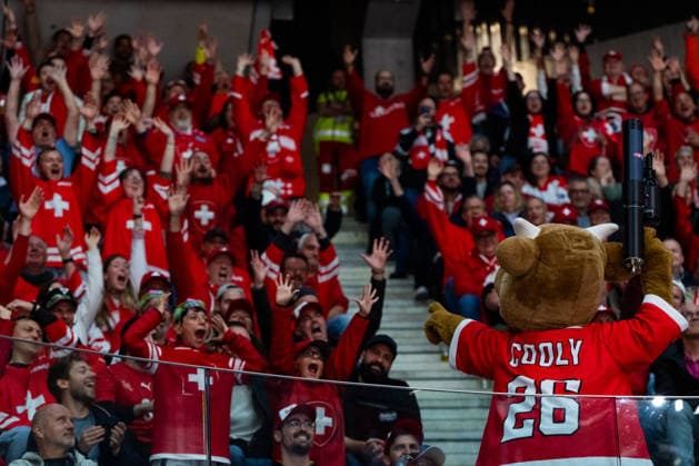 ZURICH, SWITZERLAND - MAY 18: Cooly interacting with Fans during the Preliminary Round - Group A Match 19 between Germany and Switzerland at the IIHF Ice hockey, Eishockey World Championship, WM, Weltmeisterschaft 2026, Swiss Life Arena on May 18, 2026 in Zurich, Switzerland. Zurich Switzerland Copyright: xTimoxSteinx