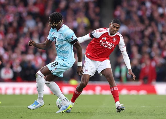 London, England, 18th May 2026. Lesley Ugochukwu of Burnley tussles with Cristhian Mosquera of Arsenal during the Arsenal vs Burnley Premier League match at the Emirates Stadium, London. Picture credit should read: David Klein Sportimage EDITORIAL USE ONLY. No use with unauthorised audio, video, data, fixture lists, club league logos or live services. Online in-match use limited to 120 images, no video emulation. No use in betting, games or single club league player publications. SPI_017_DK_Arsenal_Burnley SPI-4808-0014