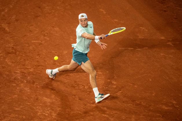 HAMBURG, GERMANY - MAY 18: Jan-Lennard Struff of Germany plays a backhand against Jakub Mensik of the Czech Republic during their Men s Singles Round One match at the Bitpanda Hamburg Open on May 18, 2026 in Hamburg, Germany. Credit: Andy Astfalck NurPhoto Germany Copyright: xAndyxAstfalckx