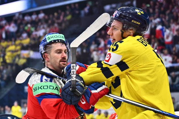From left Jakub Flek of Czech Republic and Jack Berglund of Sweden during the IIHF World Championship, WM, Weltmeisterschaft Group B match Sweden vs Czech Republic on May 18, 2026, Fribourg, Switzerland. (CTKxPhoto RadekxPetrasek) CTKPhotoP2026051807933  CTKPhotoP2026051807933