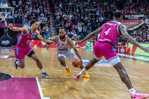 Davion Mintz Fitness First Wuerzburg Baskets, 10 prevails against Joel Sadu Aminu Telekom Baskets Bonn, 21 Telekom Baskets Bonn vs Fitness First Wuerzburg Baskets, Basketball, easy Credit BBL, Playoffs, Quarterfinals, Matchday 2, 2025 2026, 18 05 2026 Telekom Baskets Bonn vs Fitness First Wuerzburg Baskets, Basketball, easy Credit BBL, Playoffs, Quarterfinals, Matchday 2, 2025 2026, 18 05 2026 Bonn Copyright: xEibner-Pressefoto GerhardxWingenderx EP_GWR