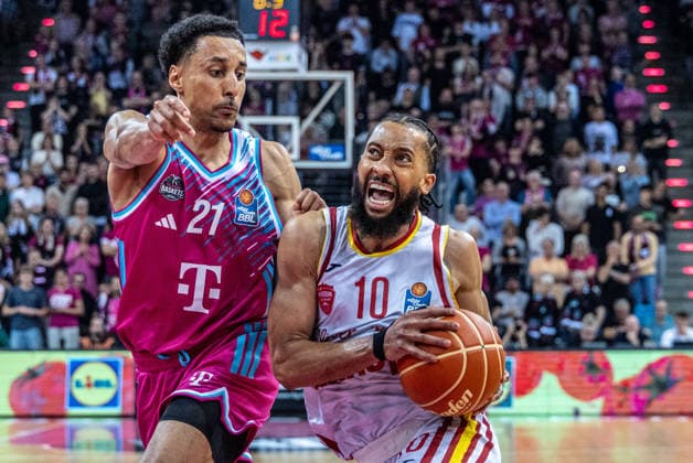 Davion Mintz Fitness First Wuerzburg Baskets, 10 vs Joel Sadu Aminu Telekom Baskets Bonn, 21 Telekom Baskets Bonn vs Fitness First Wuerzburg Baskets, Basketball, easy Credit BBL, Playoffs, Quarterfinals, Matchday 2, 2025 2026, 18 05 2026 Telekom Baskets Bonn vs Fitness First Wuerzburg Baskets, Basketball, easy Credit BBL, Playoffs, Quarterfinals, Matchday 2, 2025 2026, 18 05 2026 Bonn Copyright: xEibner-Pressefoto GerhardxWingenderx EP_GWR