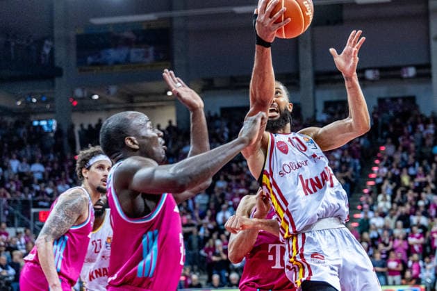 Davion Mintz Fitness First Wuerzburg Baskets, 10 at the basket against Tylan Birts Telekom Baskets Bonn, 05 Telekom Baskets Bonn vs Fitness First Wuerzburg Baskets, Basketball, easy Credit BBL, Playoffs, Quarterfinals, 2 Matchday, 2025 2026, 18 05 2026 Telekom Baskets Bonn vs Fitness First Wuerzburg Baskets, Basketball, easy Credit BBL, Playoffs, Quarterfinals, 2 Matchday, 2025 2026, 18 05 2026 Bonn Copyright: xEibner-Pressefoto GerhardxWingenderx EP_GWR