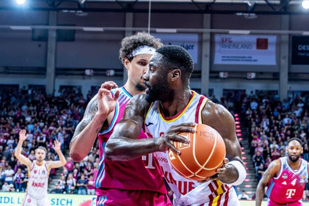 Johnathan Stove Fitness First Wuerzburg Baskets, 22 vs Michael Kessens Telekom Baskets Bonn, 06 Telekom Baskets Bonn vs Fitness First Wuerzburg Baskets, Basketball, easy Credit BBL, Playoffs, Quarterfinals, 2 Matchday, 2025 2026, 18 05 2026 Telekom Baskets Bonn vs Fitness First Wuerzburg Baskets, Basketball, easy Credit BBL, Playoffs, Quarterfinals, 2 Matchday, 2025 2026, 18 05 2026 Bonn Copyright: xEibner-Pressefoto GerhardxWingenderx EP_GWR
