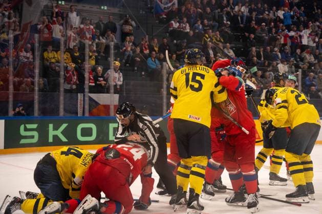FRIBOURG, FRIBOURG - MAY 18: Sweden and Czechia players confront each other during a scrum on the ice during the 2026 IIHF World Championship, WM, Weltmeisterschaft Preliminary Round Group B match between Sweden and Czechia at BCF Arena on May 18, 2026 in Fribourg, Fribourg, Switzerland. Copyright: xLivioxBaeriswylx xSPPx Sportspressphoto_SPR149676