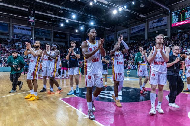 The Fitness First Wuerzburg Baskets players are disappointed and thank the fans who traveled with them Telekom Baskets Bonn vs Fitness First Wuerzburg Baskets, Basketball, easy Credit BBL, Playoffs, Quarterfinals, Matchday 2, 2025 2026, 18 05 2026 Telekom Baskets Bonn vs Fitness First Wuerzburg Baskets, Basketball, easy Credit BBL, Playoffs, Quarterfinals, Matchday 2, 2025 2026, 18 05 2026 Bonn Copyright: xEibner-Pressefoto GerhardxWingenderx EP_GWR
