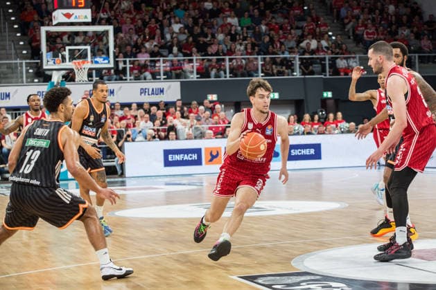 Bamberg, Germany 18 May 2026 1 BBL Playoff Quarterfinals 2025 2026 Sp 2 Bamberg Baskets vs Ratiopharm Ulm In the picture Zachary Ensminger Bamberg moves into the Ulm zone Brose Arena Bayern Copyright: xFotostandx xSchmittx