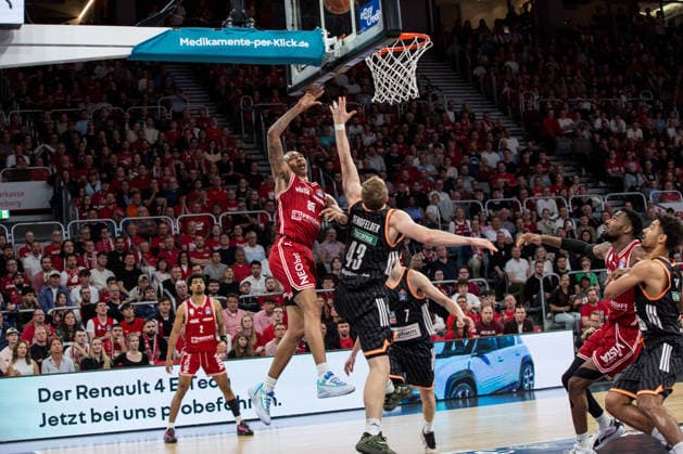 Bamberg, Germany 18 May 2026 1 BBL Playoff Quarterfinals 2025 2026 Sp 2 Bamberg Baskets vs Ratiopharm Ulm Pictured from left Austin Crowley Bamberg and Christian Sengfelder Ulm Brose Arena Bayern Copyright: xFotostandx xSchmittx
