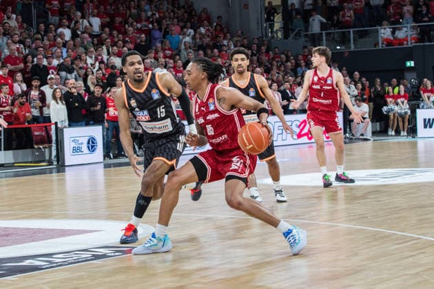 Bamberg, Germany 18 May 2026 1 BBL Playoff Quarterfinals 2025 2026 Sp 2 Bamberg Baskets vs Ratiopharm Ulm Pictured from left Justin Simon Ulm and Austin Crowley Bamberg Brose Arena Bayern Copyright: xFotostandx xSchmittx