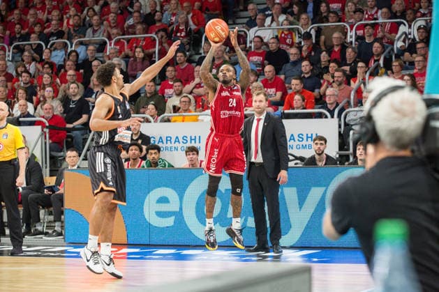 Bamberg, Germany 18 May 2026 1 BBL Playoff Quarterfinals 2025 2026 Sp 2 Bamberg Baskets vs Ratiopharm Ulm Pictured from left Alec Anigbata Ulm and Cobe Williams Bamberg Brose Arena Bayern Copyright: xFotostandx xSchmittx