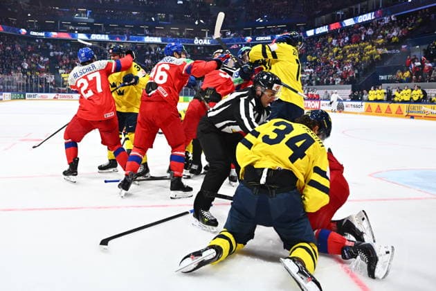 Players of Sweden and Czech Republic teams scuffle during the IIHF World Championship, WM, Weltmeisterschaft Group B match Sweden vs Czech Republic on May 18, 2026, Fribourg, Switzerland. (CTKxPhoto RadekxPetrasek) CTKPhotoP2026051807946  CTKPhotoP2026051807946