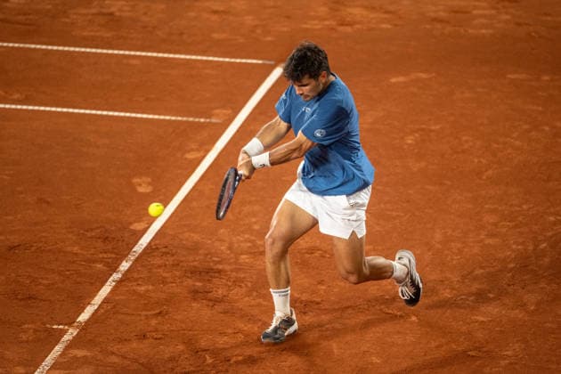 HAMBURG, GERMANY - MAY 18: Marcos Giron of the United States plays a backhand against Ben Shelton of the United States during their Men s Singles Round One match at the Bitpanda Hamburg Open on May 18, 2026 in Hamburg, Germany. Credit: Andy Astfalck NurPhoto Germany Copyright: xAndyxAstfalckx