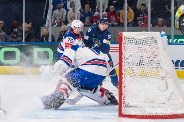 xxkeikkaxx 20260518 Swiss Life Arena, Zurich, Switzerland. IIHF Ice hockey, Eishockey World Championships match Finland vs USA Saku Mäenalanen (80) of Team Finland Connor Clifton (75) of Team USA Devin Cooley (1) of Team USA Photo by Pasi Suokko All Over Press  1.06200174