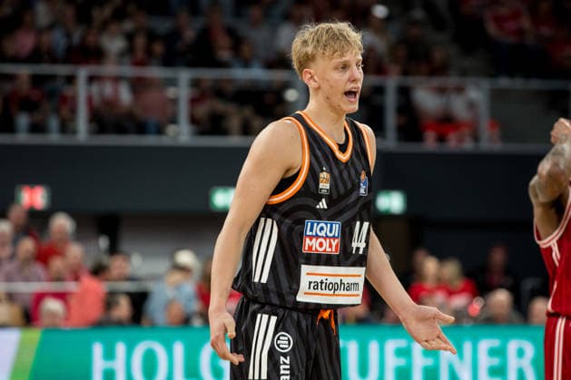 Bamberg, Deutschland 18. Mai 2026: 1. BBL Playoff Viertelfinale - 2025 2026 - Sp. 2 - Bamberg Baskets gegen Ratiopharm Ulm Im Bild: Teo Milicic (Ulm) gestikuliert Fassungslos Brose Arena Bayern Copyright: xFotostandx xSchmittx