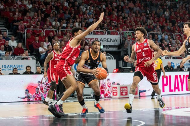 Bamberg, Germany 18 May 2026 1 BBL Playoff Quarterfinals 2025 2026 Sp 2 Bamberg Baskets vs Ratiopharm Ulm Pictured from left Ibi Watson Bamberg , Justin Simon Ulm and Demarcus Demonia Bamberg Brose Arena Bayern Copyright: xFotostandx xSchmittx