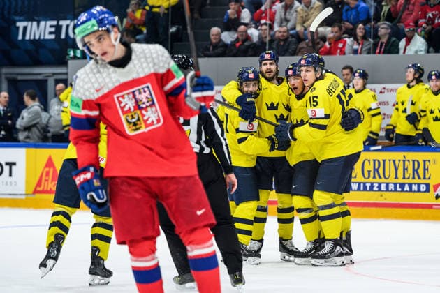 260518 Oliver Ekman Larsson of Sweden celebrate with team mates after the 3 4 goal during the 2026 IIHF Ice Hockey World Championship match between Sweden and Czech Republic on May 18, 2026 in Fribourg Photo Jesper Zerman BILDBYRAN kod JZ JZ0719 ishockey ice hockey ishockey vm 2026 vm 2026 iihf world championship sverige sweden tjeckien czech republic bbeng jubel  Copyright: JESPERxZERMAN BB260518JZ142