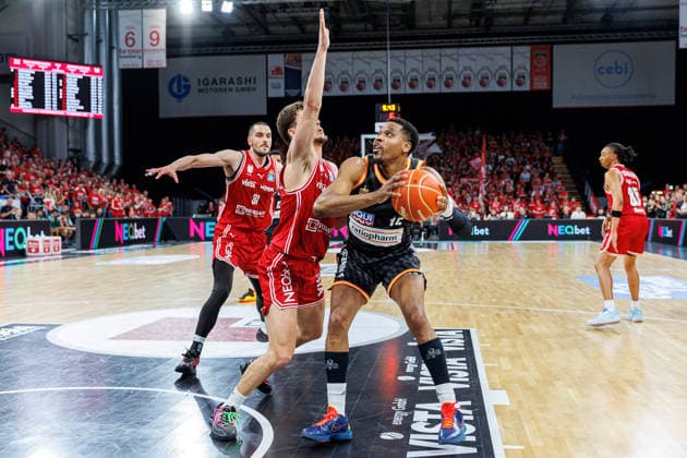 Daniel Keppeler BMA365 Bamberg Baskets, 31 , Zachary Ensminger BMA365 Bamberg Baskets, 01 , Justin Simon ratiopharm Ulm, 15 , BMA365 Bamberg Baskets vs ratiopharm Ulm, Basketball, easyCredit BBL, Playoff Quarterfinals, Game 2, 18 05 2026 BMA365 Bamberg Baskets vs ratiopharm Ulm, Basketball, easyCredit BBL, Playoff Quarterfinals, Game 2, 18 05 2026 Bamberg Copyright: xEibner-Pressefoto G.xSantemizx EP_EER