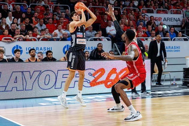 Alec Anigbata ratiopharm Ulm, 21 , Ejiofor Onu BMA365 Bamberg Baskets, 35 , BMA365 Bamberg Baskets vs ratiopharm Ulm, Basketball, easyCredit BBL, Playoff Quarterfinals, Game 2, 18 05 2026 BMA365 Bamberg Baskets vs ratiopharm Ulm, Basketball, easyCredit BBL, Playoff Quarterfinals, Game 2, 18 05 2026 Bamberg Copyright: xEibner-Pressefoto G.xSantemizx EP_EER